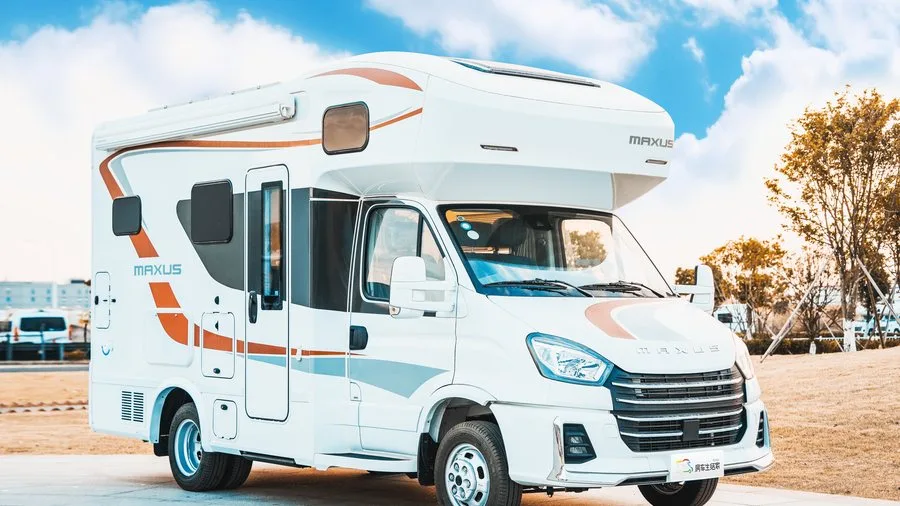 SAIC Maxus H90 exterior right-side view